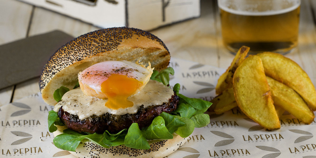 Un nuevo concepto gastronómico, cocina de autor cuyo plato principal es la hamburguesa gourmet. Ingredientes sanos y de calidad. Cocina innovadora. Convierte la burger del mes en tu favorita y se quedará en la carta para siempre.
